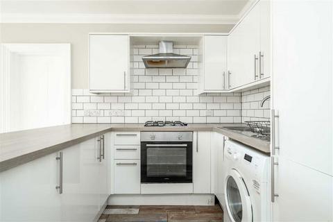 3 bedroom flat to rent, Thames Street, Sunbury-On-Thames TW16