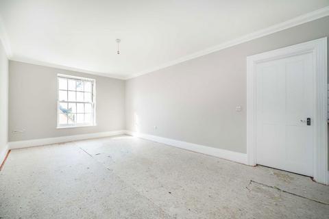 3 bedroom flat to rent, Thames Street, Sunbury-On-Thames TW16