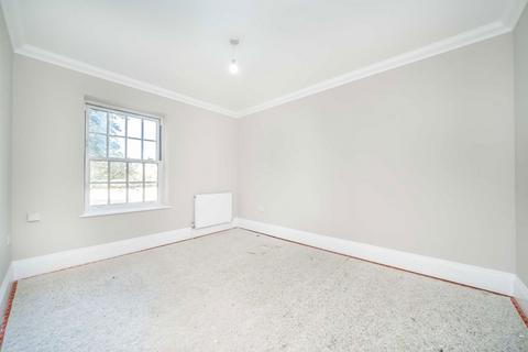 3 bedroom flat to rent, Thames Street, Sunbury-On-Thames TW16