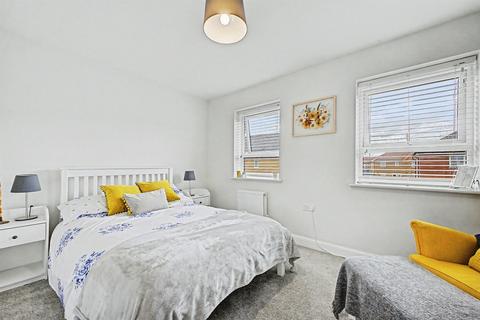 3 bedroom end of terrace house for sale, Stratford Drive, Overstone, Northampton