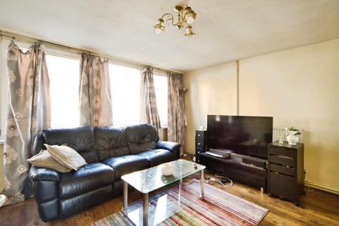 3 bedroom flat for sale, Snowshill Road, London, E12