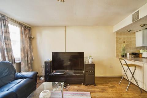 3 bedroom flat for sale, Snowshill Road, London, E12