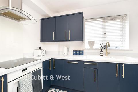2 bedroom ground floor flat for sale, Chelsea Gardens, Sutton SM3