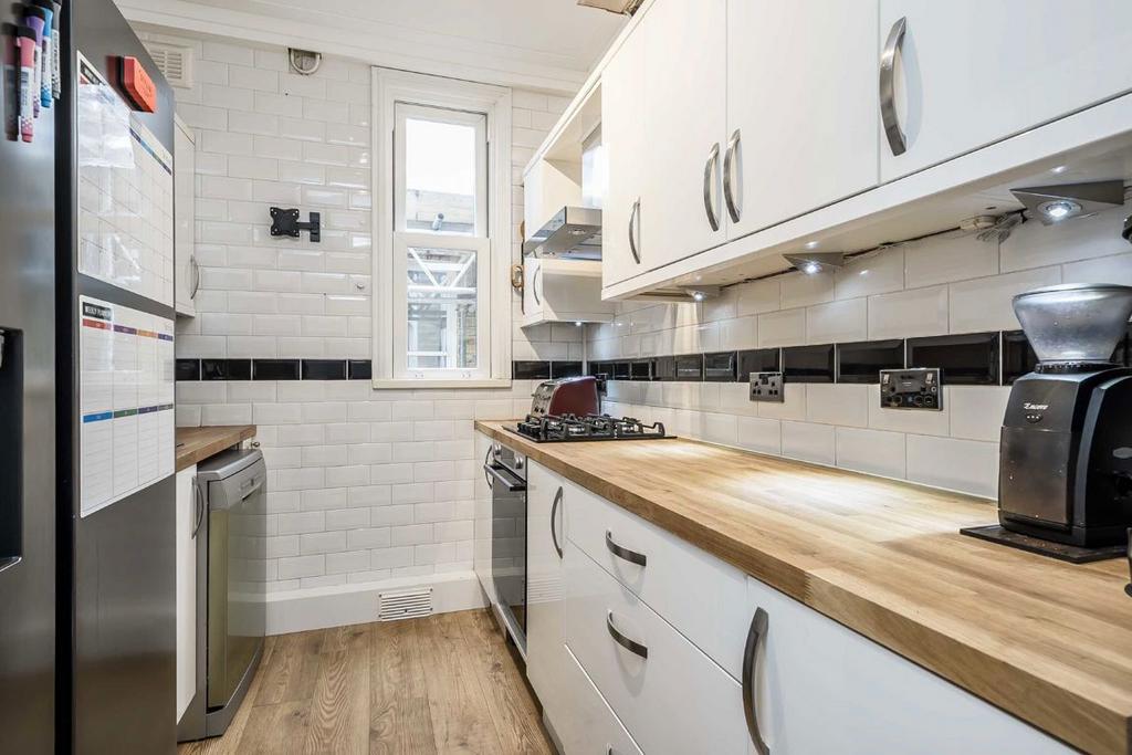Apartment in Kingston Upon Thames - View 3