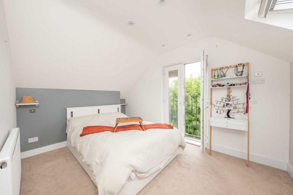 Apartment in Kingston Upon Thames - View 4