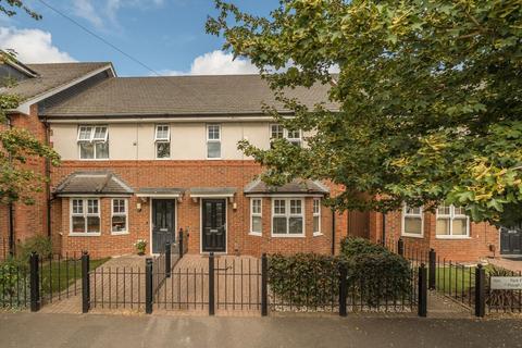 3 bedroom terraced house to rent, Plough Road, Epsom KT19