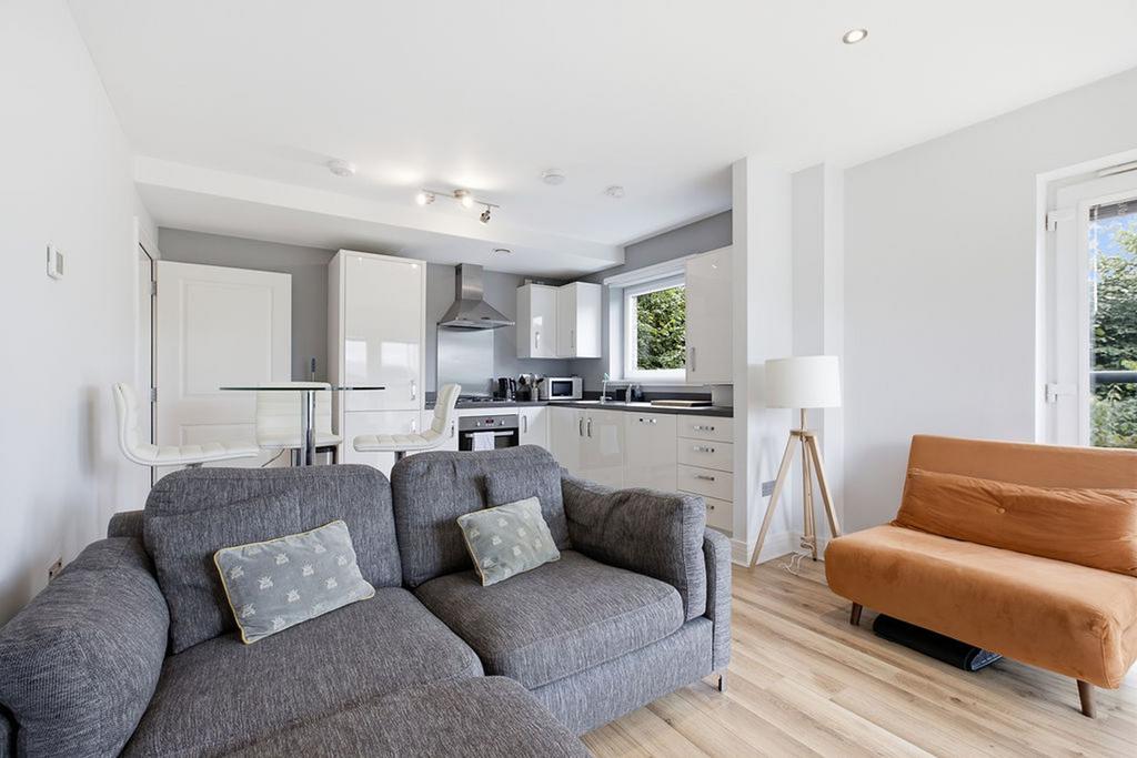 Apartment in Renfrew, Renfrewshire - View 3