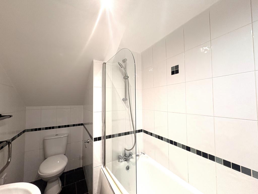 Apartment in Cardiff, Adamsdown - View 4