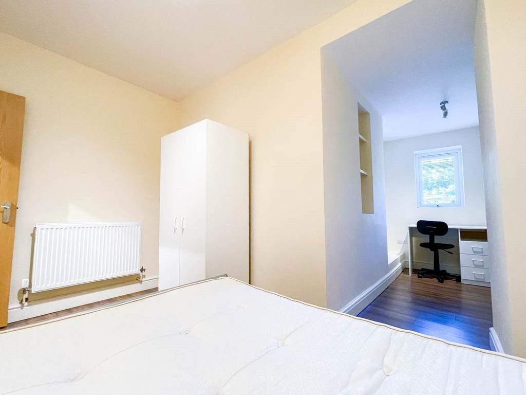 Apartment in Cardiff - View 3