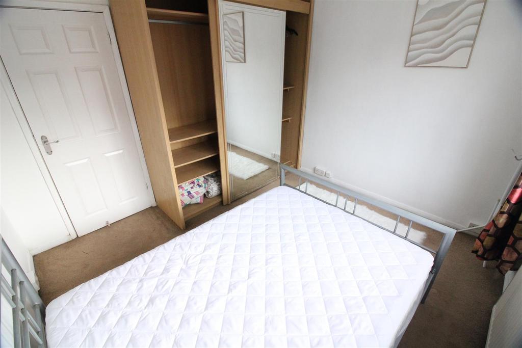 Apartment in Hounslow - More