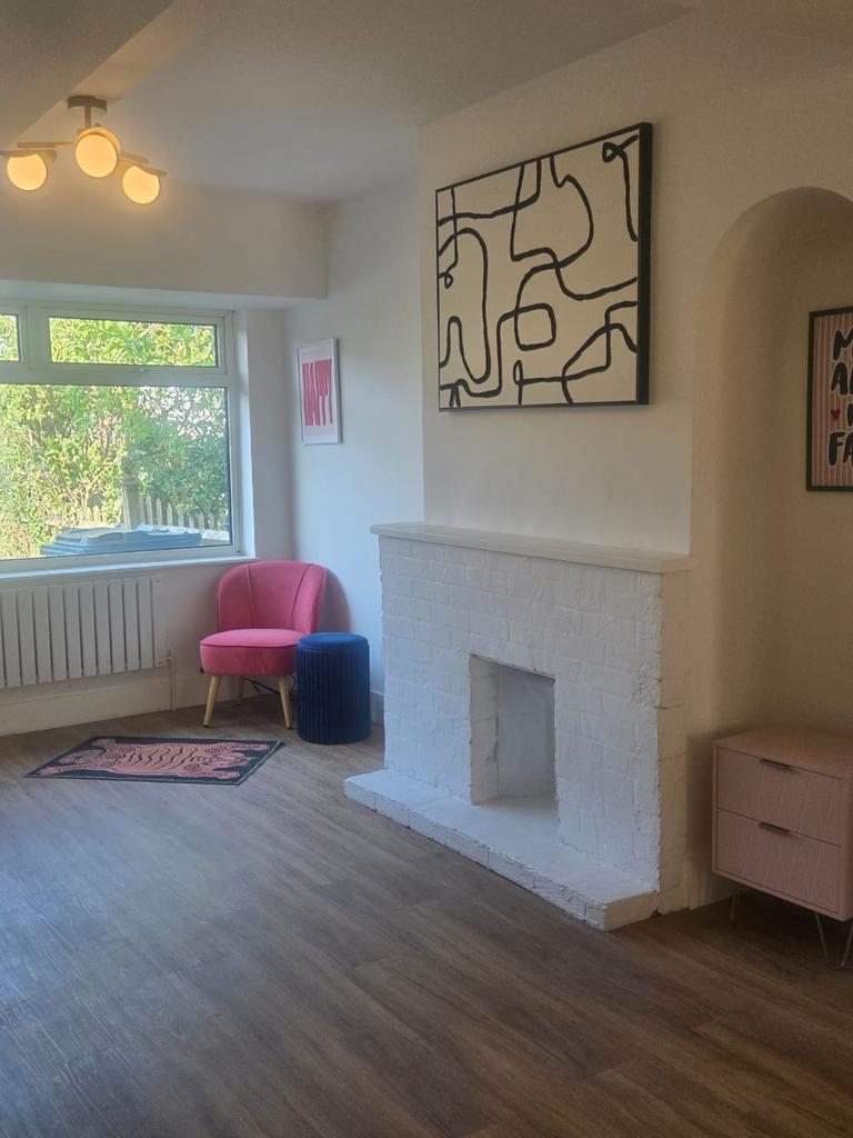 House in FELTHAM - View 4