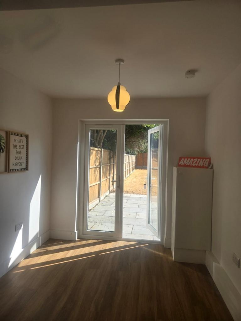 House in FELTHAM - View 5