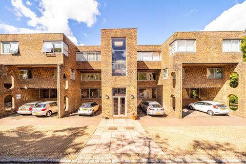 2 bedroom flat for sale, Stroudwater Park, Weybridge KT13