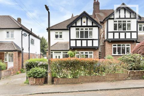 3 bedroom semi-detached house to rent, Wood Meads, Epping