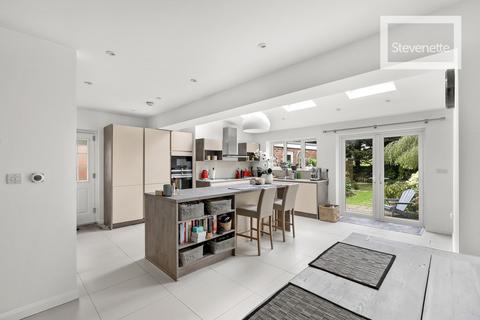 3 bedroom semi-detached house to rent, Wood Meads, Epping