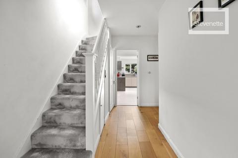 3 bedroom semi-detached house to rent, Wood Meads, Epping