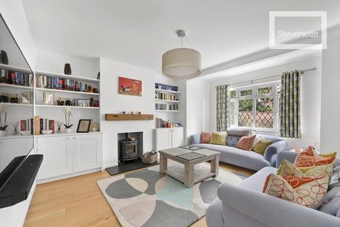 3 bedroom semi-detached house to rent, Wood Meads, Epping
