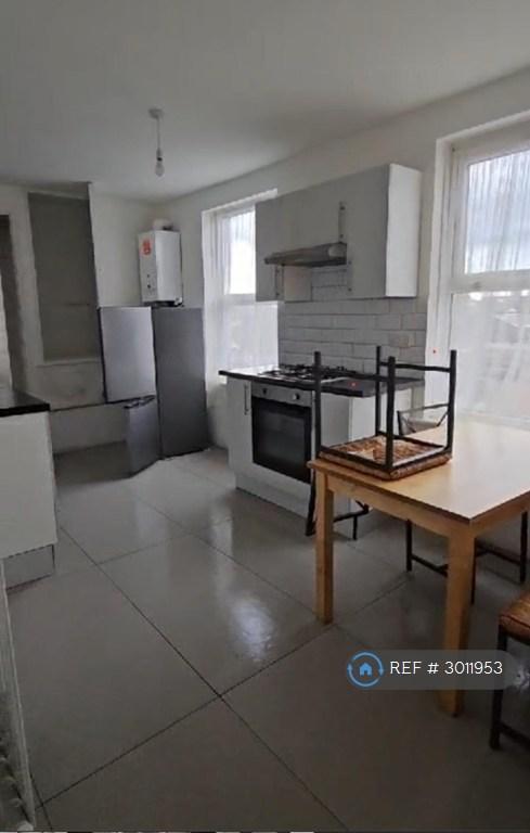 Apartment in Romford, Chadwell Heath - View 2