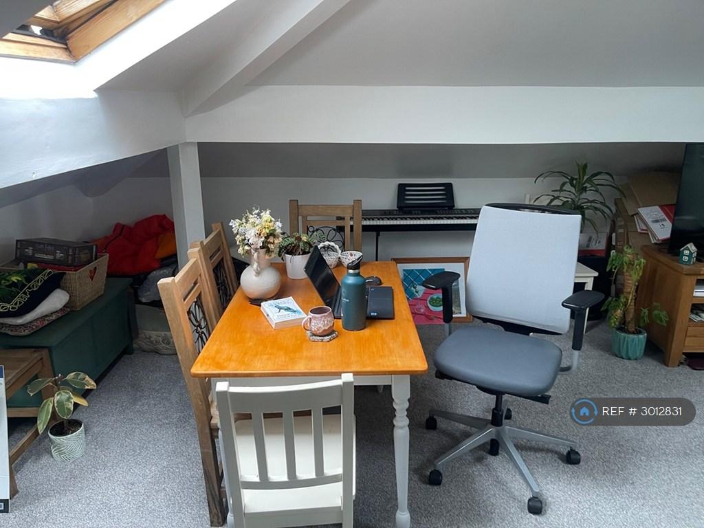 Apartment in Trafford, Gorse Hill - More