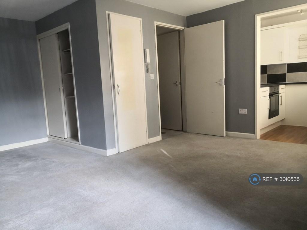 Apartment in Reading - View 4