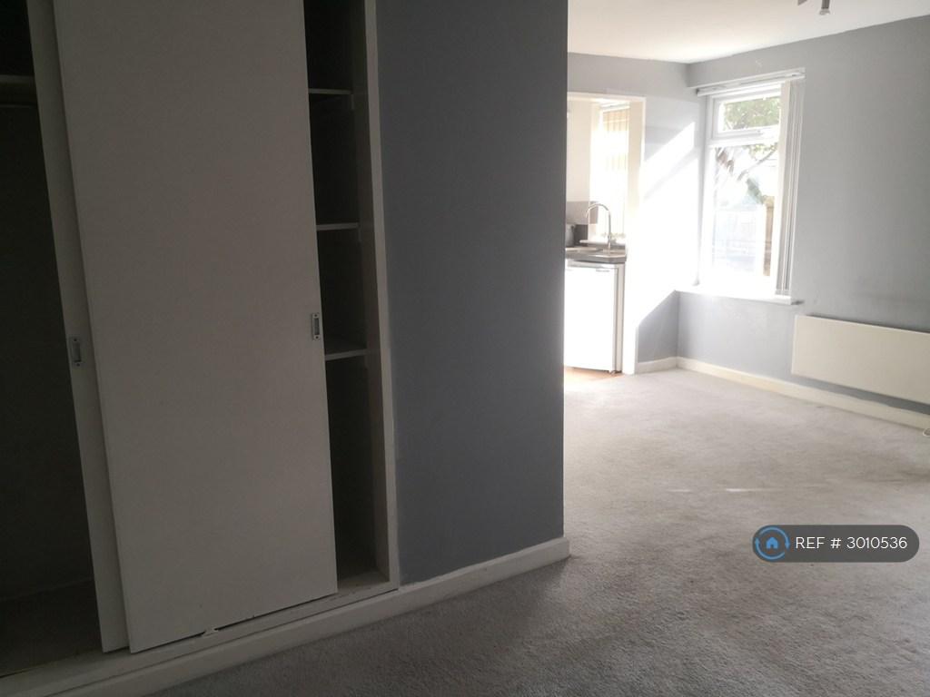 Apartment in Reading - View 5