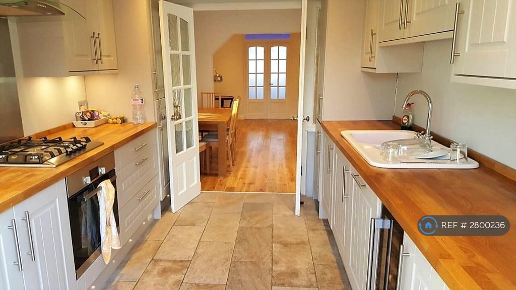 Apartment in Dagenham - View 3