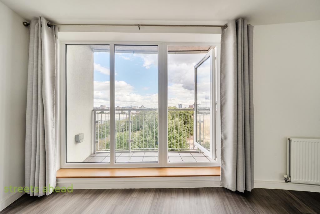 Apartment in Croydon - More