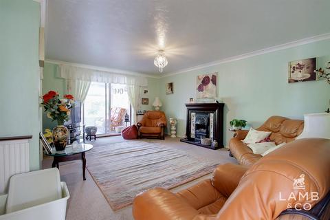 2 bedroom semi-detached bungalow for sale, Reigate Avenue, Clacton-On-Sea CO16