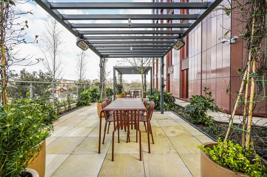 Apartment in Walthamstow - More