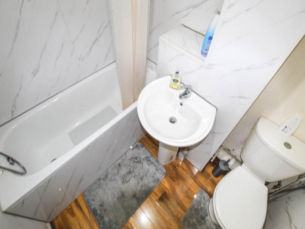 Apartment in Middlesex - View 5