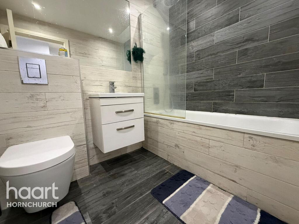 Apartment in HORNCHURCH - More