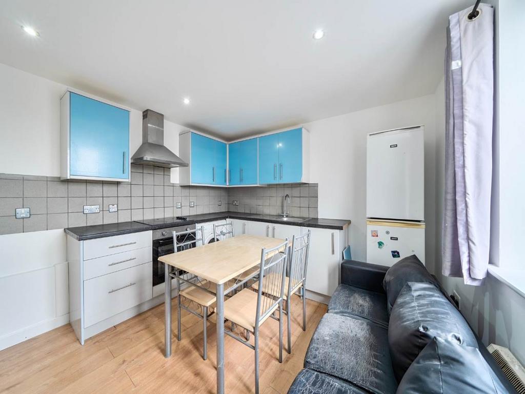 Apartment in Middlesex - View 3