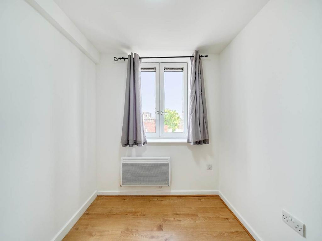 Apartment in Middlesex - View 5