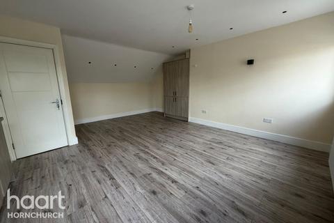 2 bedroom apartment to rent, Hornchurch Road, HORNCHURCH