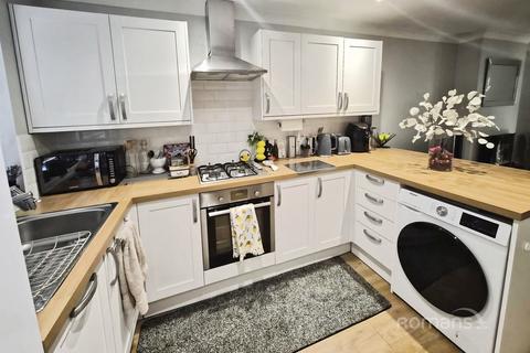 2 bedroom semi-detached house to rent, Frogmore Close, Slough, Berkshire, SL1