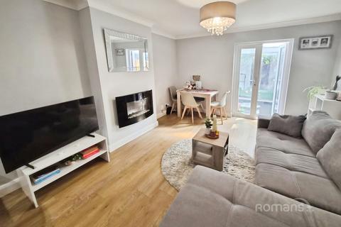 2 bedroom semi-detached house to rent, Frogmore Close, Slough, Berkshire, SL1