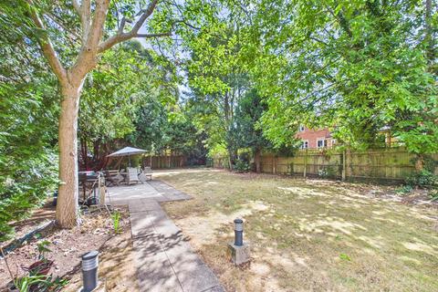 2 bedroom penthouse to rent, Whitegables, Normanton Road, South Croydon