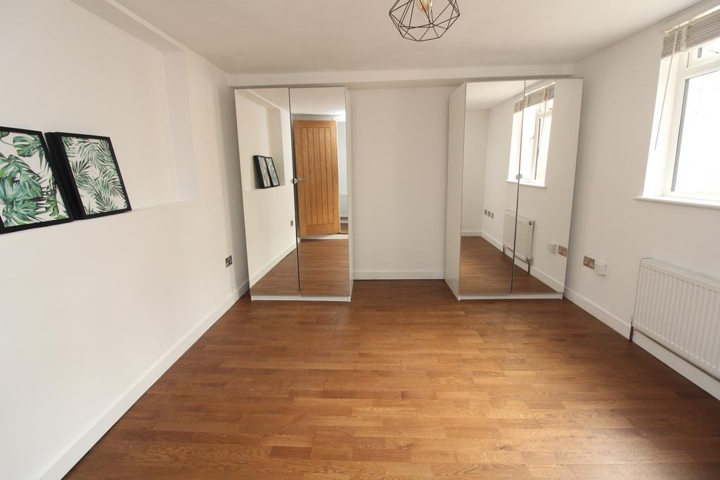 Apartment in Brighton, Round Hill - More