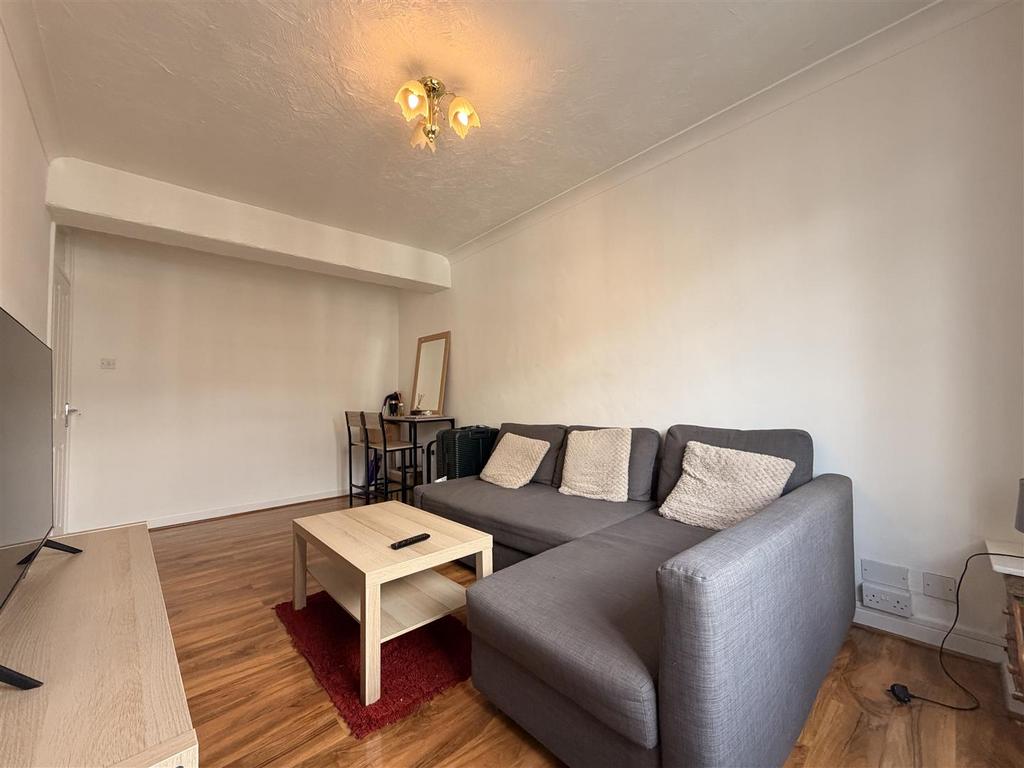 Apartment in Sutton - View 3