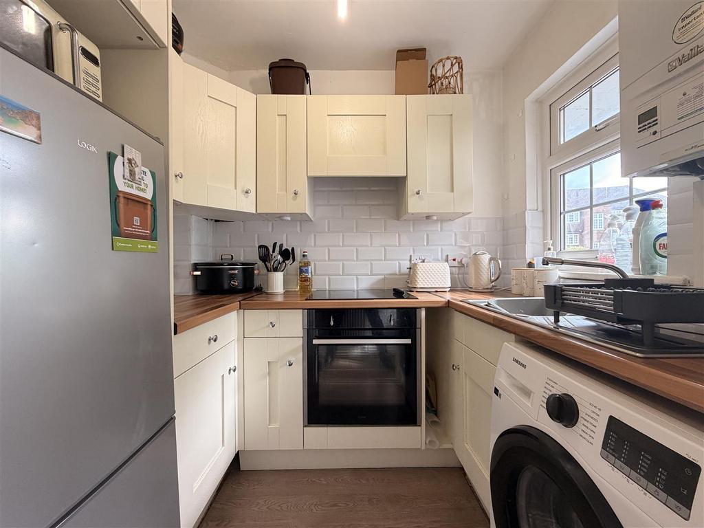 Apartment in Sutton - More