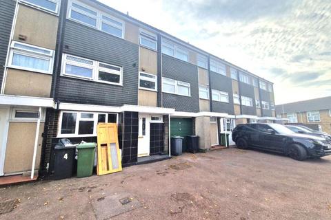 4 bedroom terraced house to rent, Axe Close, Luton LU3