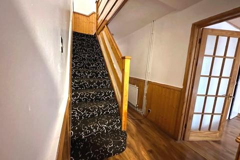 4 bedroom terraced house to rent, Axe Close, Luton LU3