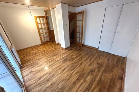 4 bedroom terraced house to rent, Axe Close, Luton LU3