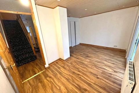 4 bedroom terraced house to rent, Axe Close, Luton LU3