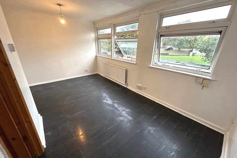 4 bedroom terraced house to rent, Axe Close, Luton LU3