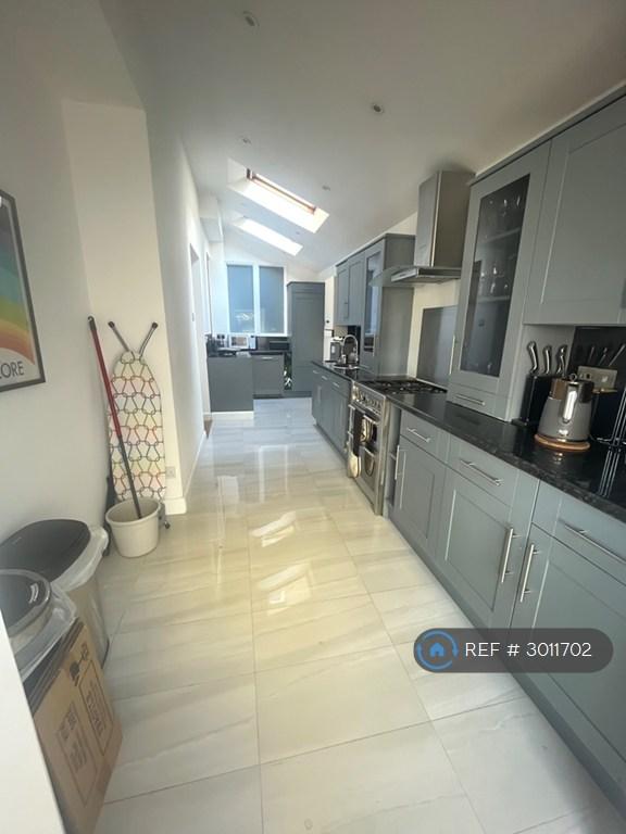 Apartment in Surbiton - View 2