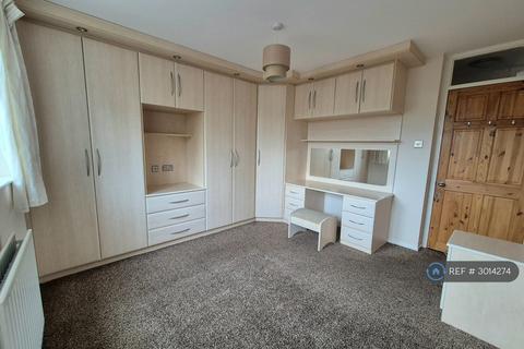 1 bedroom flat to rent, Thornhill Gardens, Barking, IG11