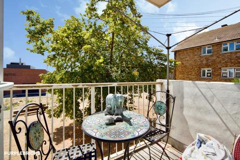2 bedroom flat for sale, Padnall Road, Romford, RM6