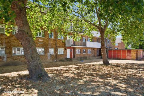 2 bedroom flat for sale, Padnall Road, Romford, RM6