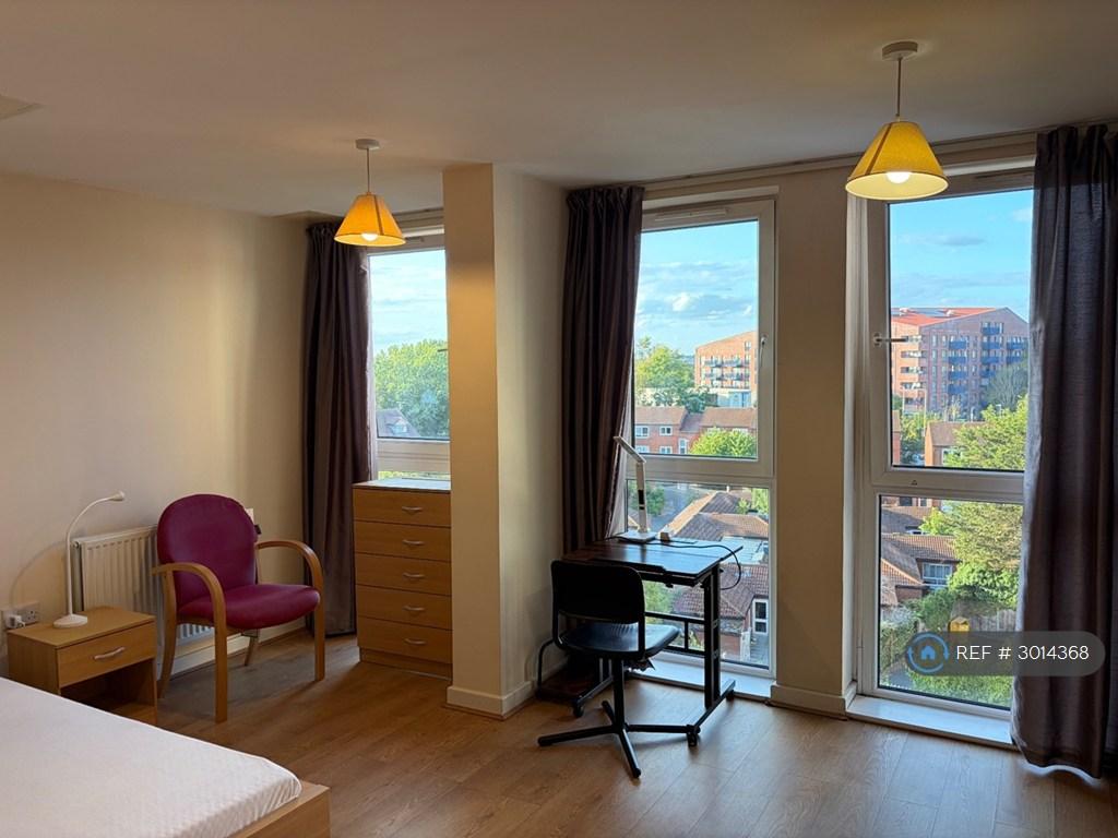 Apartment in South Harrow - More